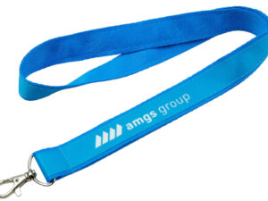 Doppellagiger Schlüsselanhänger mit Logo. Aufgenähtes Schlüsselband mit Karabiner, doppellagige Konstruktion (Polyestergewebe unten und sublimationsbedruckte Oberschicht). Erhältlich bei der AMGS Group.