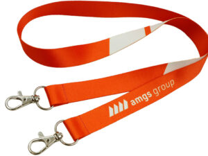 Stabiles intensivrotes Schlüsselband aus Polyester mit Doppelkarabiner, perfekt als markanter und langlebiger Werbeträger. Entdecken Sie das Angebot der AMGS Group.