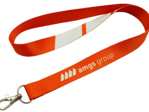 Signalroter Polyester-Lanyard mit weißen Designelementen und stabilem Karabiner, ideal für dynamische Marketingkampagnen und Messen. Erhältlich bei AMGS Group.