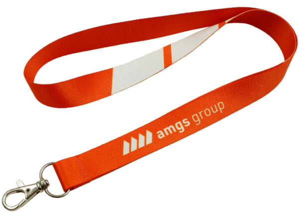 Signalroter Polyester-Lanyard mit weißen Designelementen und stabilem Karabiner, ideal für dynamische Marketingkampagnen und Messen. Erhältlich bei AMGS Group.