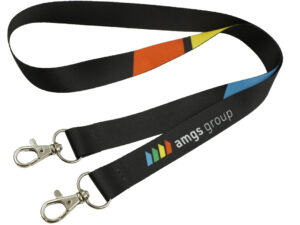 Polyester-Schlüsselband mit zwei Karabinern und Sublimationsdruck für doppelte Ausweishalter. AMGS Group.