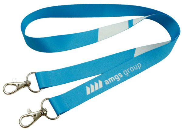 Blauer Polyester-Lanyard mit zwei Karabinern und lebendigen Farbakzenten, ideal für dynamische Events und sichere Ausweishalter. Erhältlich bei AMGS Group.