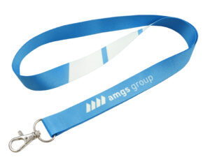 Polyester-Schlüsselband mit Karabiner. Polyester schluesselband mit haken. Hochwertiges himmelblaues Schlüsselband aus Polyester, vollflächig bedruckbar und langlebig, perfekt als vielseitiges Werbegeschenk. Entdecken Sie das Angebot der AMGS Group.