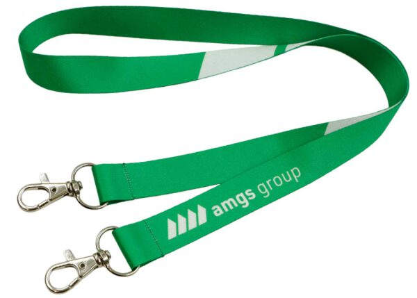 Waldgrüner Polyester-Lanyard mit zwei Karabinern und farbigen Streifen, hervorragend als Marketinginstrument für Veranstaltungen. Erhältlich bei AMGS Group.