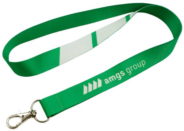 Waldgrüner Polyester-Lanyard mit markanten weißen Akzenten und Karabiner, ideal für ein frisches Corporate Design und Events. Erhältlich bei AMGS Group.