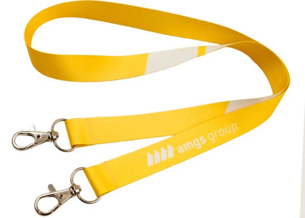 Sonnengelbes Schlüsselband aus Polyester mit Doppelkarabiner und kreativem Design, perfekt für Events und eine funktionale Markenpräsenz. Entdecken Sie das Angebot der AMGS Group.