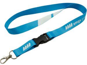 Professioneller blauer Polyester-Lanyard mit komfortabler Schnalle und Karabiner, ideal für Büropersonal und Konferenzen. Erhältlich bei AMGS Group.