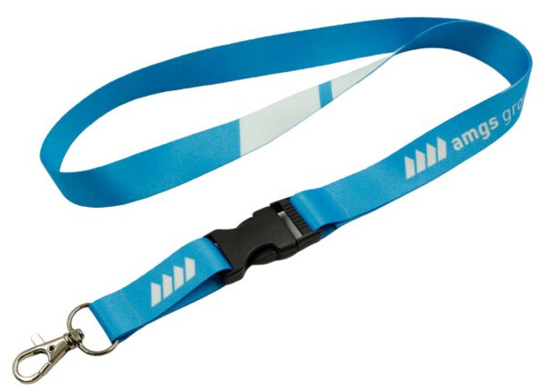 Professioneller blauer Polyester-Lanyard mit komfortabler Schnalle und Karabiner, ideal für Büropersonal und Konferenzen. Erhältlich bei AMGS Group.