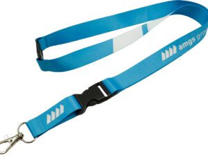 Himmelblauer Polyester-Lanyard mit Sicherheitsverschluss und abnehmbarer Schnalle, ideal für eine flexible und sichere Markenpräsenz im Berufsalltag. Erhältlich bei AMGS Group.