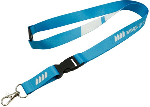 Himmelblauer Polyester-Lanyard mit Sicherheitsverschluss und abnehmbarer Schnalle, ideal für eine flexible und sichere Markenpräsenz im Berufsalltag. Erhältlich bei AMGS Group.