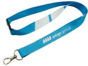 Robustes himmelblaues Schlüsselband aus Polyester mit zuverlässigem Breakaway-Clip, perfekt für einen sicheren und professionellen Markenauftritt. Entdecken Sie das Angebot der AMGS Group.