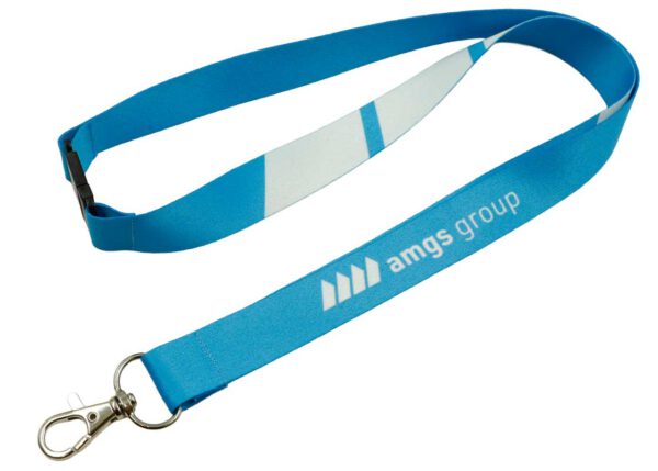Robustes himmelblaues Schlüsselband aus Polyester mit zuverlässigem Breakaway-Clip, perfekt für einen sicheren und professionellen Markenauftritt. Entdecken Sie das Angebot der AMGS Group.