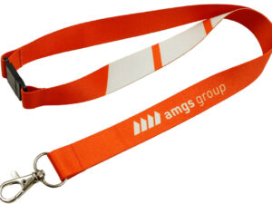 Kräftiger roter Polyester-Lanyard mit Sicherheitsverschluss und Karabiner, ideal für sichtbares Branding in sicherheitsrelevanten Branchen. Erhältlich bei AMGS Group.