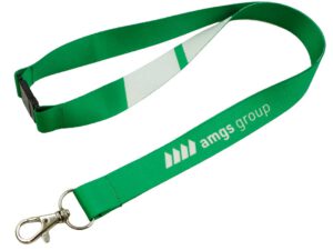 Grüner Polyester-Lanyard mit Sicherheitsverschluss und Karabiner, ideal für den Einsatz in Produktion und Logistik. Erhältlich bei AMGS Group.