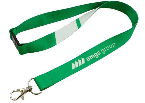 Grüner Polyester-Lanyard mit Sicherheitsverschluss und Karabiner, ideal für den Einsatz in Produktion und Logistik. Erhältlich bei AMGS Group.