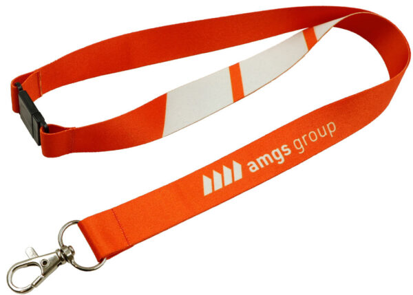 Kräftiger roter Polyester-Lanyard mit Sicherheitsverschluss und Karabiner, ideal für sichtbares Branding in sicherheitsrelevanten Branchen. Erhältlich bei AMGS Group.