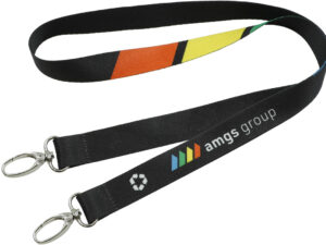 Schwarzer rPET schluesselband mit doppelhaken und Recycling-Symbol, ideal für eine stabile Ausweishalterung und nachhaltiges Branding. Erhältlich bei AMGS Group.