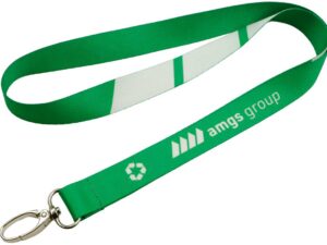 Grüner rPET Lanyard mit Recycling-Symbol und individuellem Sublimationsdruck, ideal für nachhaltiges Branding. Erhältlich bei AMGS Group.