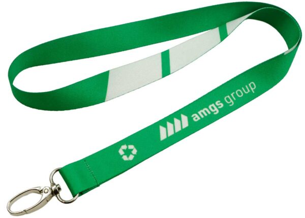 Grüner rPET Lanyard mit Recycling-Symbol und individuellem Sublimationsdruck, ideal für nachhaltiges Branding. Erhältlich bei AMGS Group.