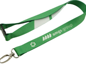 Grünes rPET Schlüsselband mit Sicherheitsverschluss, ideal für umweltbewusstes Branding und Events. Erhältlich bei AMGS Group.