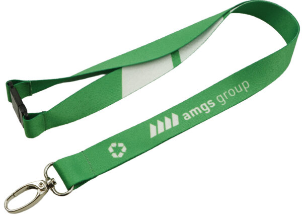 Grünes rPET Schlüsselband mit Sicherheitsverschluss, ideal für umweltbewusstes Branding und Events. Erhältlich bei AMGS Group.