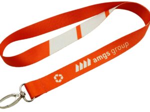 Roter rPET Lanyard mit Recycling-Symbol und individuellem Sublimationsdruck, ideal für sichtbares und nachhaltiges Branding. Erhältlich bei AMGS Group.