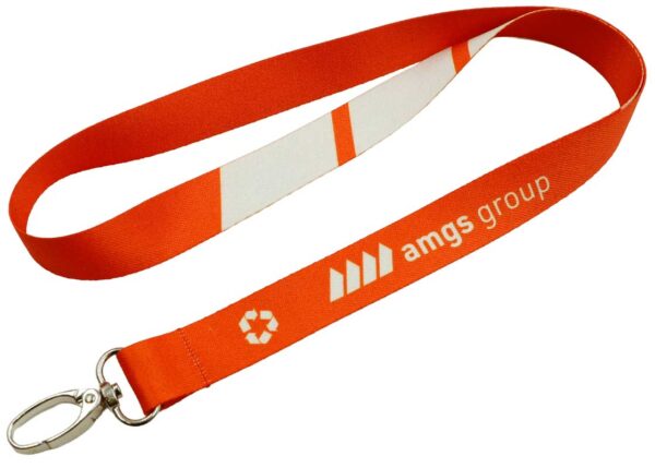 Roter rPET Lanyard mit Recycling-Symbol und individuellem Sublimationsdruck, ideal für sichtbares und nachhaltiges Branding. Erhältlich bei AMGS Group.
