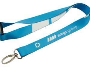 Umweltfreundlicher blauer Lanyard aus rPET mit Karabinerhaken, perfekt für wirksames Branding und täglichen Gebrauch. AMGS Group.