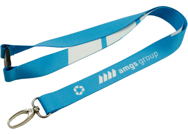 Umweltfreundlicher blauer Lanyard aus rPET mit Karabinerhaken, perfekt für wirksames Branding und täglichen Gebrauch. AMGS Group.