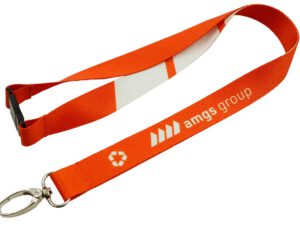 Rotes rPET Schlüsselband mit Sicherheitsverschluss, ideal für auffälliges Branding und Sicherheit im Arbeitsalltag. Erhältlich bei AMGS Group.
