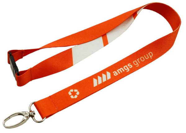 Rotes rPET Schlüsselband mit Sicherheitsverschluss, ideal für auffälliges Branding und Sicherheit im Arbeitsalltag. Erhältlich bei AMGS Group.