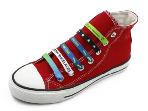Personalisierte flache Schuhbänder aus Polyester mit Logodruck und kreativen Motiven, perfekt zur individuellen Gestaltung von Schuhen und als auffälliges Werbegeschenk. Erhältlich bei AMGS Group.