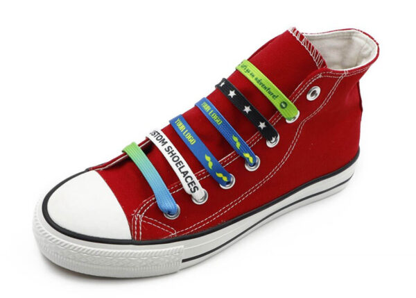 Personalisierte flache Schuhbänder aus Polyester mit Logodruck und kreativen Motiven, perfekt zur individuellen Gestaltung von Schuhen und als auffälliges Werbegeschenk. Erhältlich bei AMGS Group.