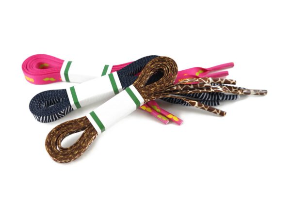 Personalisierte flache Schuhbänder aus Polyester mit Logodruck und kreativen Motiven, perfekt zur individuellen Gestaltung von Schuhen und als auffälliges Werbegeschenk. Erhältlich bei AMGS Group.