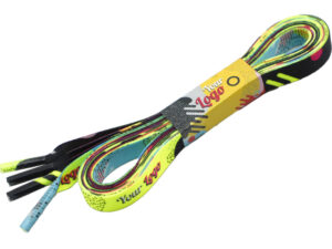 Personalisierte flache Schuhbaender aus Polyester mit Logodruck und lebhaftem, abstraktem Design, ideal für Mode- und Sportmarken. Erhältlich bei AMGS Group.