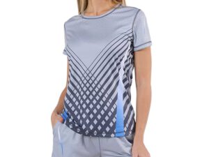 Sublimiertes Damen Sport T-Shirt mit kurzarm Schnitt und graublauem geometrischem Muster auf der Vorderseite, getragen von einem weiblichen Modell. Hergestellt aus atmungsaktivem Polyester – perfekt für Fitness, Events oder Markenpromotion. Jetzt individuell gestalten bei AMGS Group!