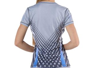 Rückansicht eines sublimierten Damen Sportshirts aus atmungsaktivem Polyester mit graublauem Muster und kurzen Ärmeln. Ideal für Fitness, Promotion-Events oder als personalisiertes Teamwear. Gestalte dein Design bei AMGS Group!