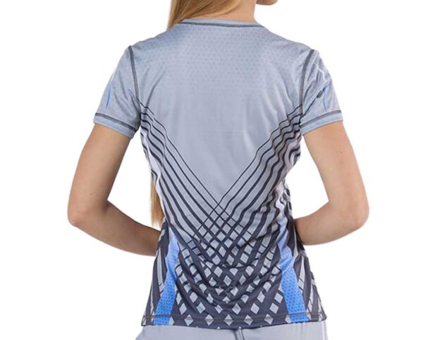 Rückansicht eines sublimierten Damen Sportshirts aus atmungsaktivem Polyester mit graublauem Muster und kurzen Ärmeln. Ideal für Fitness, Promotion-Events oder als personalisiertes Teamwear. Gestalte dein Design bei AMGS Group!