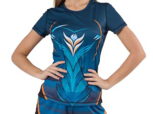 Sport Performance T-Shirt mit Coolmax mit Sublimationsdruck auf navyblauem Hintergrund und floralen Elementen in Blau, Weiß und Orange – figurbetonter Schnitt für sportliche Markenauftritte. Jetzt individuell gestalten lassen bei AMGS Group.