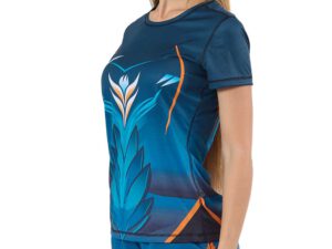 Atmungsaktives Damen-Funktionsshirt mit dynamischem Sublimationsdruck in Blau-Orange – sportliches Design für aktive Werbekampagnen und Teamausstattung. Jetzt personalisieren mit AMGS Group.