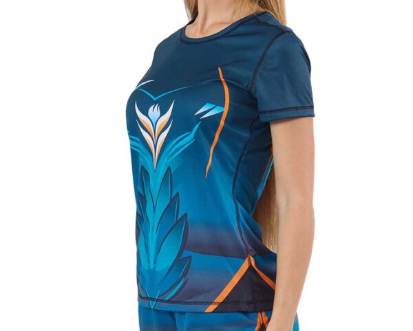 Atmungsaktives Damen-Funktionsshirt mit dynamischem Sublimationsdruck in Blau-Orange – sportliches Design für aktive Werbekampagnen und Teamausstattung. Jetzt personalisieren mit AMGS Group.