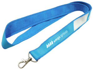 Dieses doppellagige blaue Schlüsselband verfügt über einen aufgenähten Karabiner und ein Sublimationsdruck-Design. Erhältlich bei der AMGS Group.