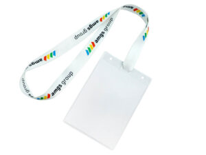 Hakenloses Schlüsselband aus r-PET mit vollfarbigem Logo, das sicher an einem horizontalen Kartenhalter befestigt ist.