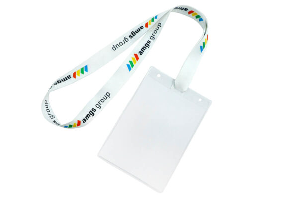 Hakenloses Schlüsselband aus r-PET mit vollfarbigem Logo, das sicher an einem horizontalen Kartenhalter befestigt ist.