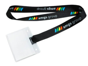 Schräge Ansicht eines schwarzen Lanyards mit Sublimationsdruck, die die Textur und Qualität des Polyestermaterials hervorhebt.
