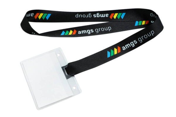 Schräge Ansicht eines schwarzen Lanyards mit Sublimationsdruck, die die Textur und Qualität des Polyestermaterials hervorhebt.