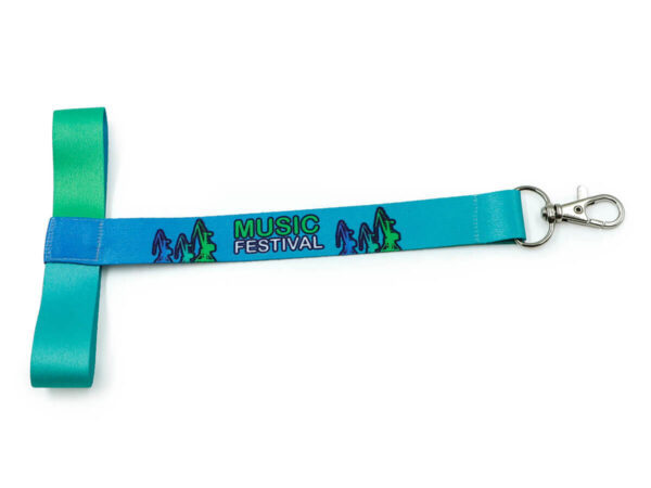 Lanyard mit Becherhalter und Aufdruck „Music Festival“ im grün-blauen Farbverlauf.