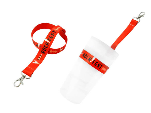 Roter Lanyard mit Becherhalter und Rock-Festival-Aufdruck, befestigt an Mehrwegbecher.