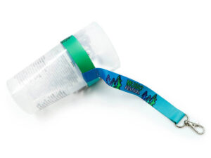 Lanyard mit Becherhalter im grün-blauen Design, befestigt an einem Mehrwegbecher für Festivals.