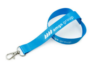 Blauer Lanyard mit Becherhalter, AMGS Group Logo und stabilem Metallkarabiner.